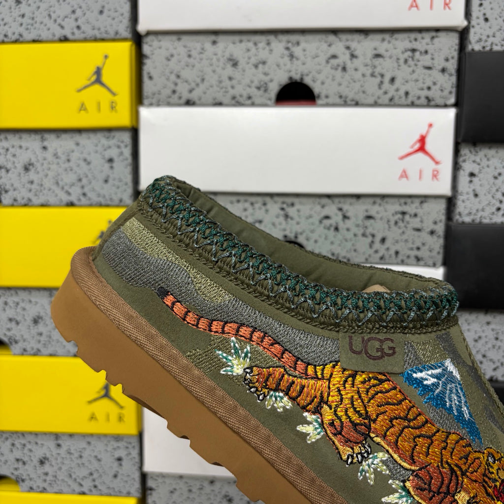 UGG Embroidered Mini Boot 2553 – Green Dragon & Tiger | Sizes 36–45