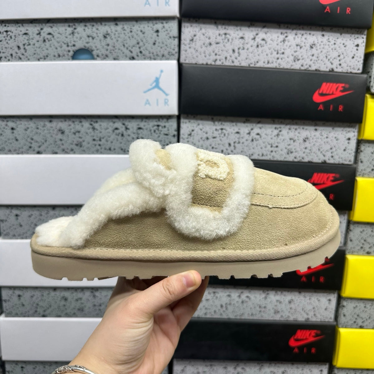 UGG Embroidered Clog 5095 – Sand | Sizes 35–40