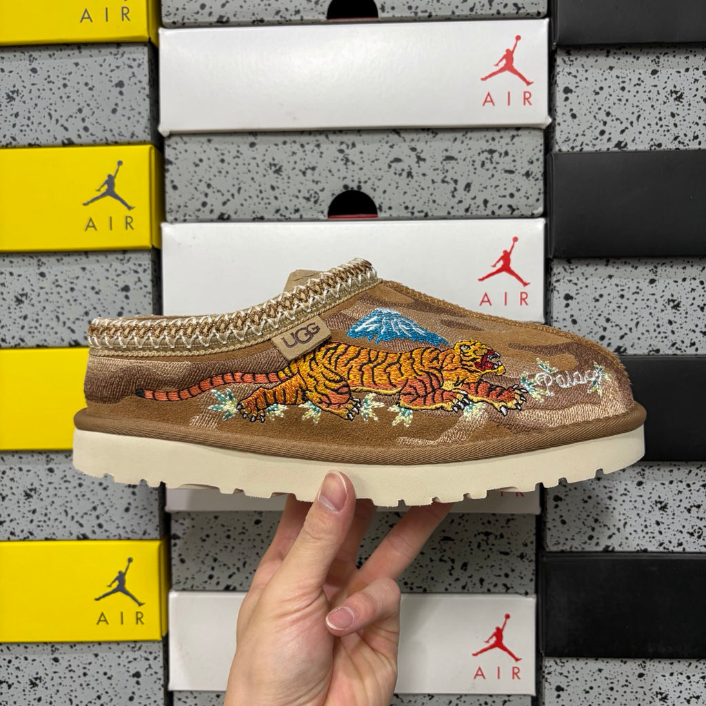 UGG Embroidered Mini Boot 2553 – Chestnut Dragon & Tiger | Sizes 36–45