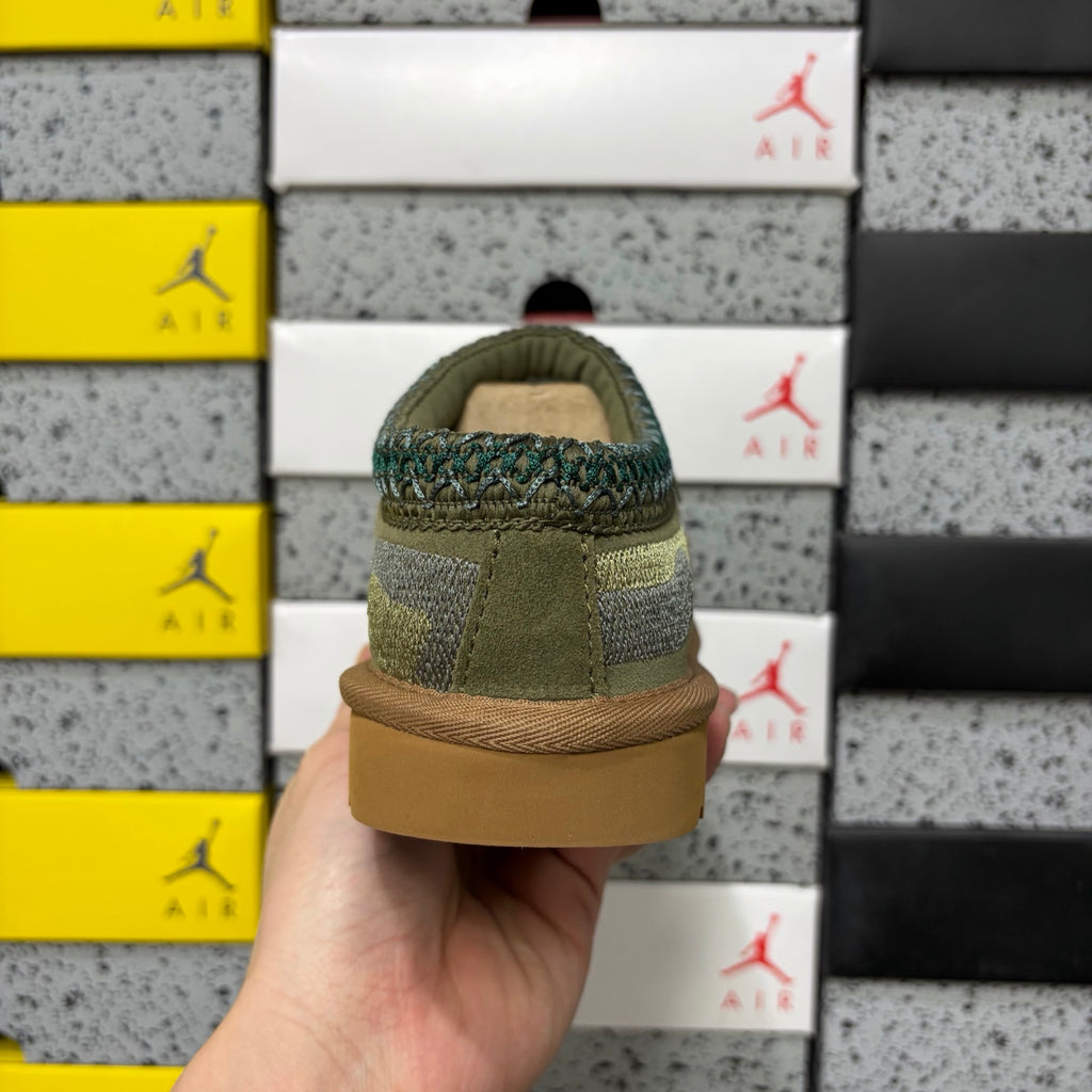 UGG Embroidered Mini Boot 2553 – Green Dragon & Tiger | Sizes 36–45