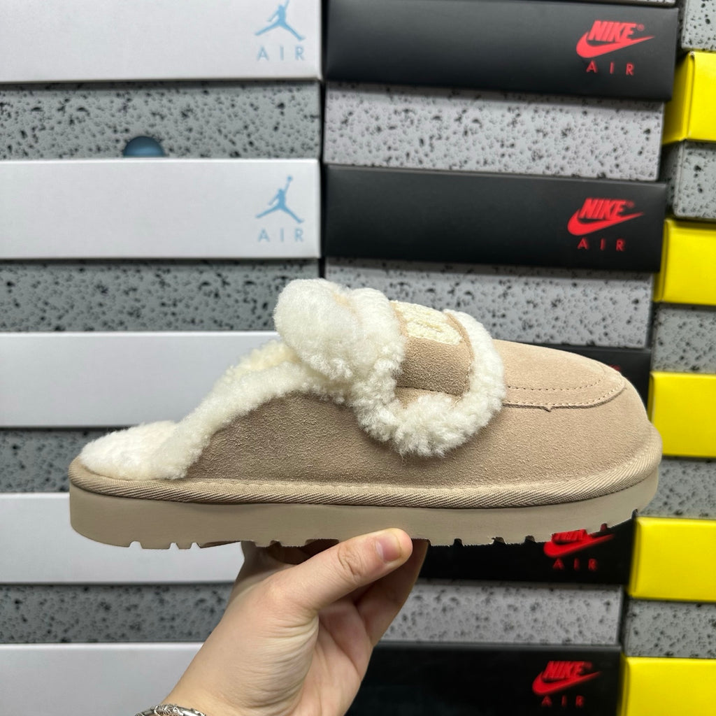UGG Embroidered Clog 5095 – Khaki | Sizes 35–40