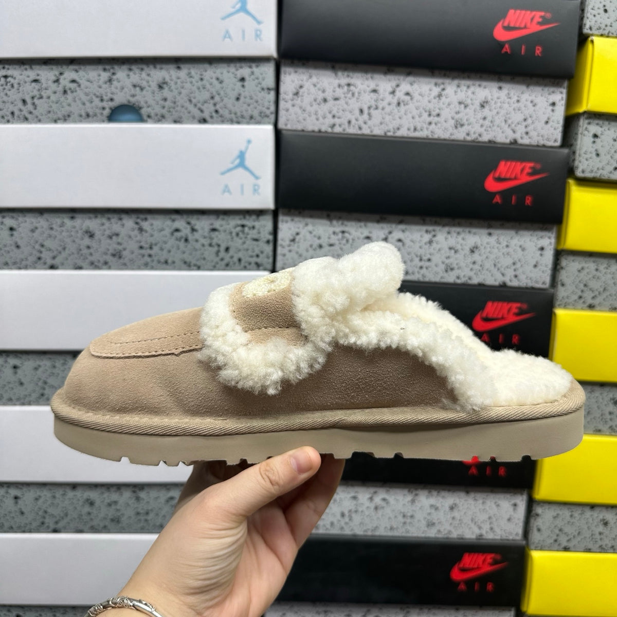 UGG Embroidered Clog 5095 – Khaki | Sizes 35–40