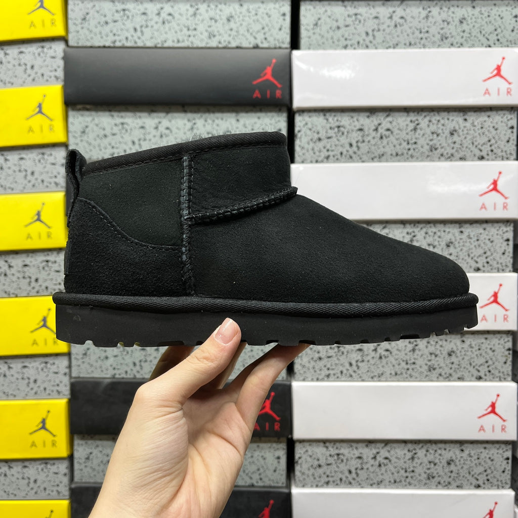 UGG Snow Boots 1116109 – Black | Sizes 35–40