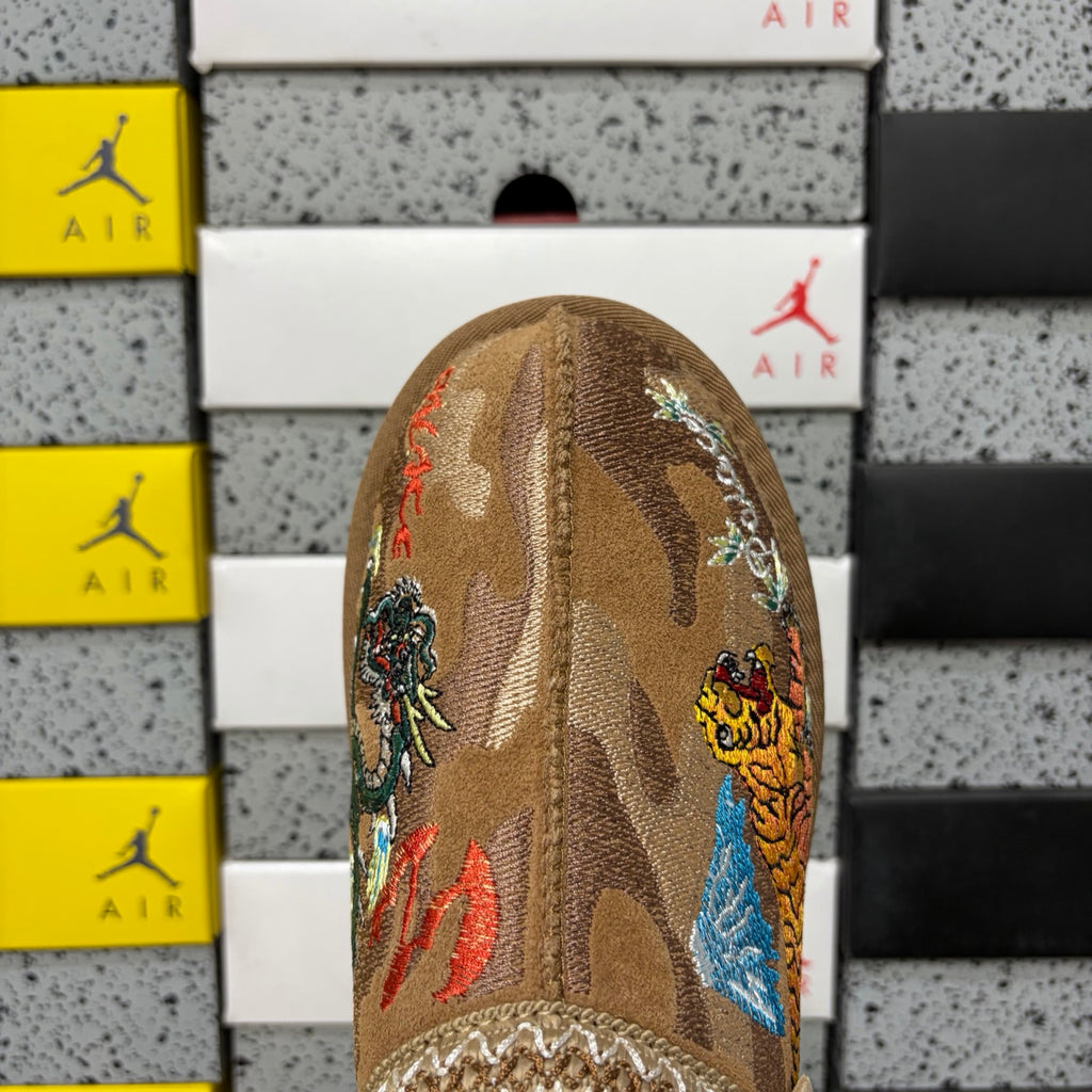 UGG Embroidered Mini Boot 2553 – Chestnut Dragon & Tiger | Sizes 36–45