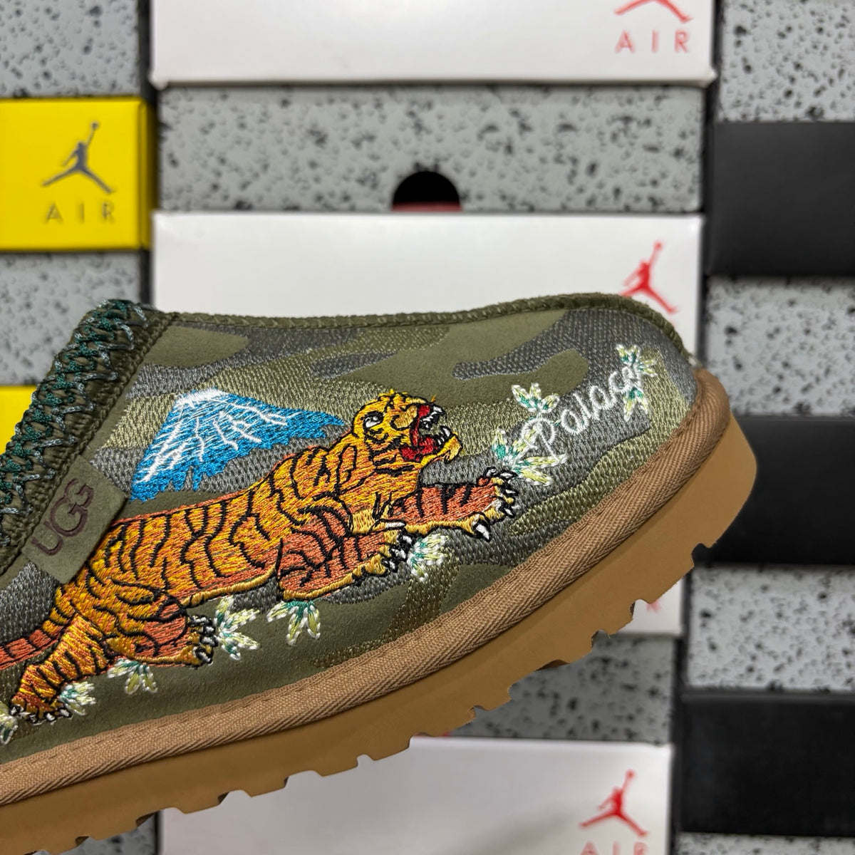 UGG Embroidered Mini Boot 2553 – Green Dragon & Tiger | Sizes 36–45