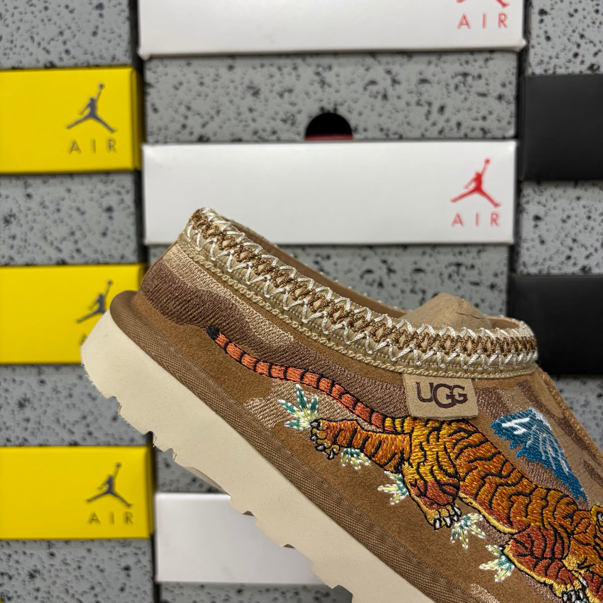 UGG Embroidered Mini Boot 2553 – Chestnut Dragon & Tiger | Sizes 36–45