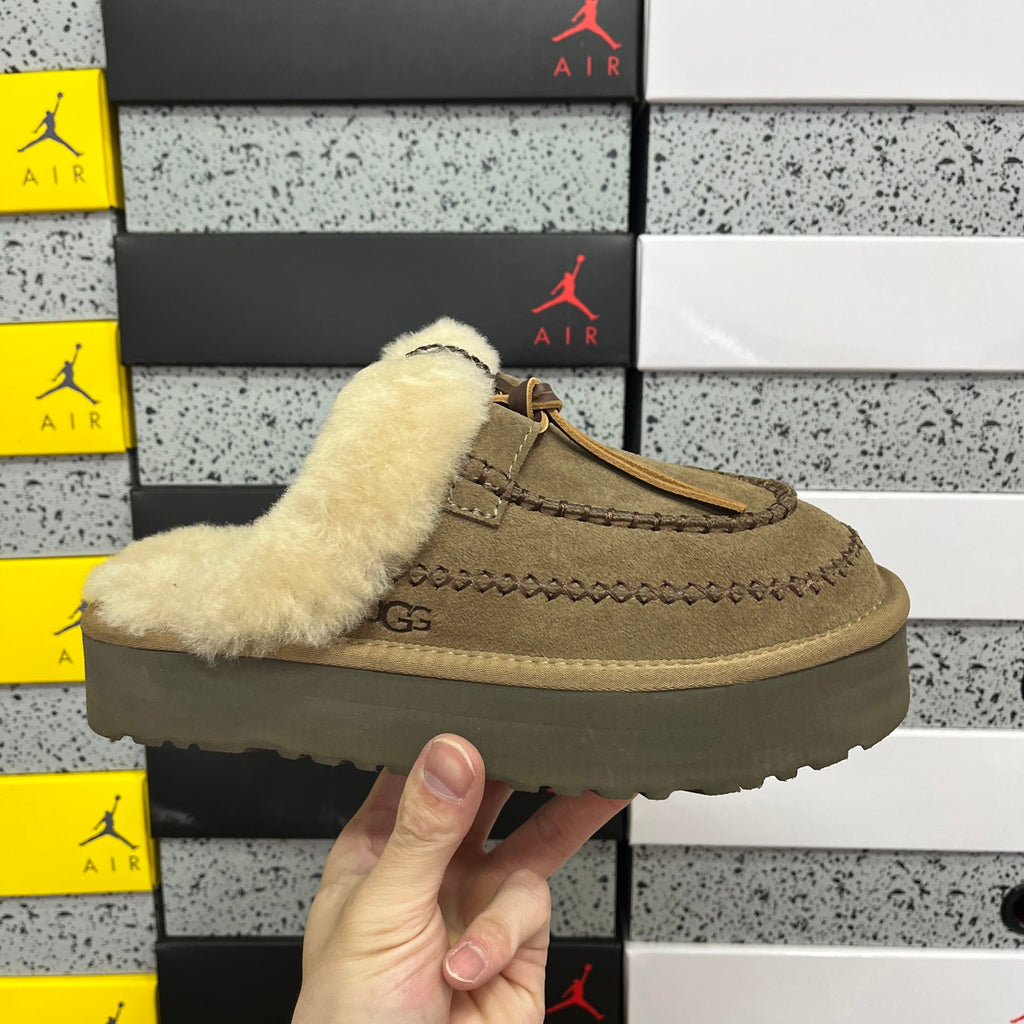 UGG Alpine Clog W1158260 – Walnut | Sizes 35–40