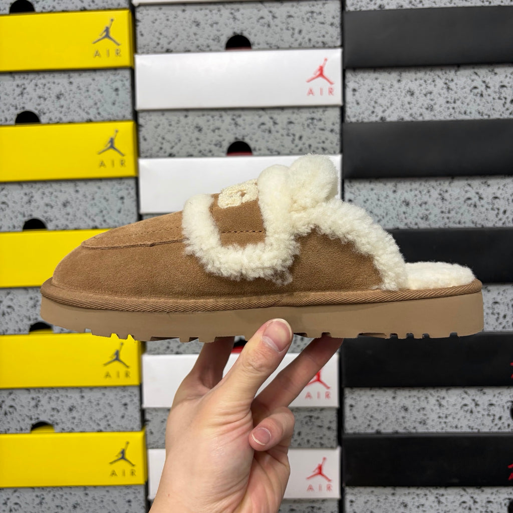 UGG Embroidered Clog 5095 – Chestnut | Sizes 35–40