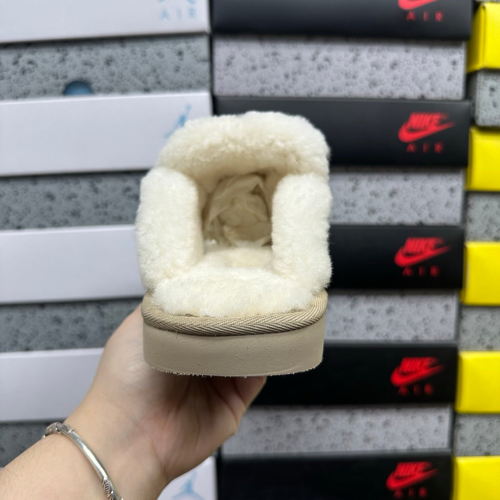 UGG Embroidered Clog 5095 – Sand | Sizes 35–40