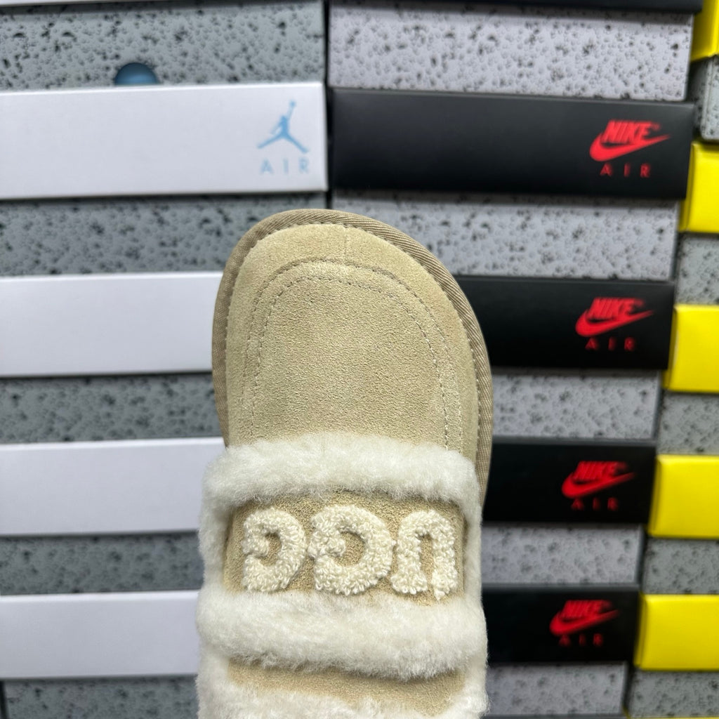 UGG Embroidered Clog 5095 – Sand | Sizes 35–40