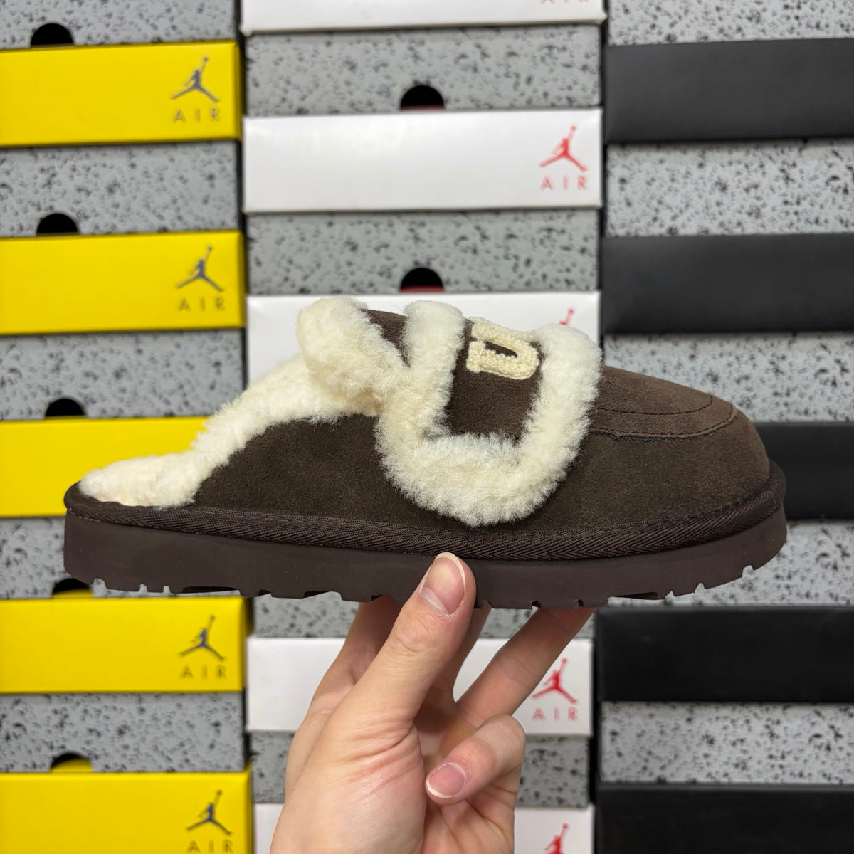 UGG Embroidered Clog 5095 – Chocolate | Sizes 35–40