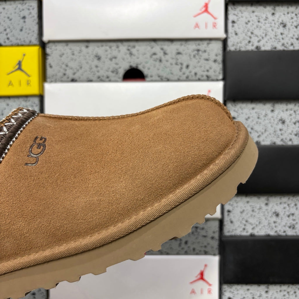 UGG Tazz Platform Slipper 5955 – Chestnut Folk Art | Sizes 35–44