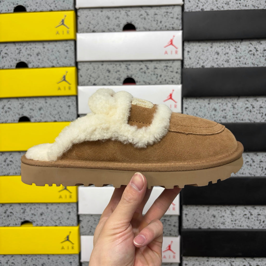 UGG Embroidered Clog 5095 – Chestnut | Sizes 35–40