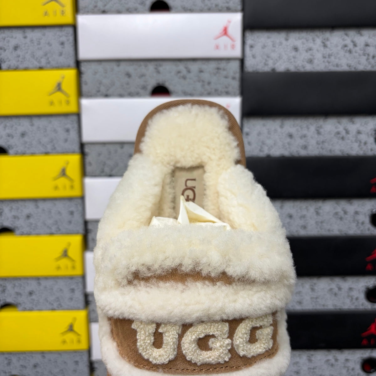 UGG Embroidered Clog 5095 – Chestnut | Sizes 35–40